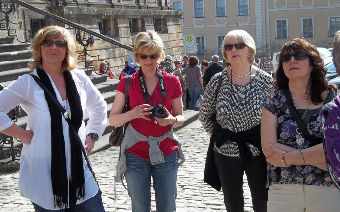 Drei Frauen bei einer Stadtführung